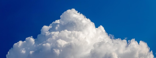 Una gran nube blanca en el cielo azul.