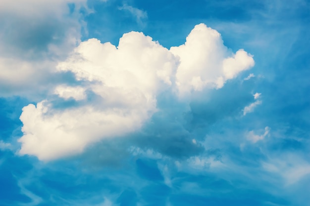 Gran nube blanca en cielo azul