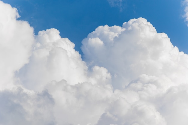 Una gran nube blanca o nube sobre un fondo de cielo azul condiciones meteorológicas y meteorológicas