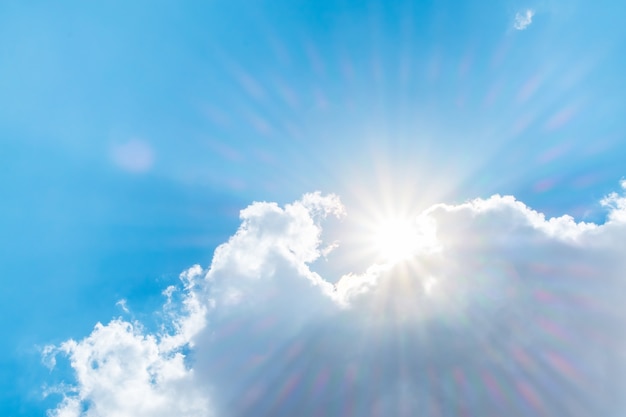 Gran nube blanca y rayo de luz solar detrás de una nube con cielo azul