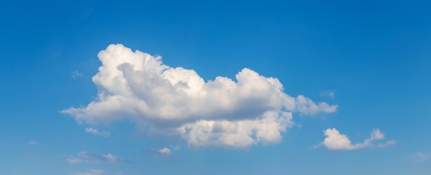 Gran nube blanca rizada en el cielo azul