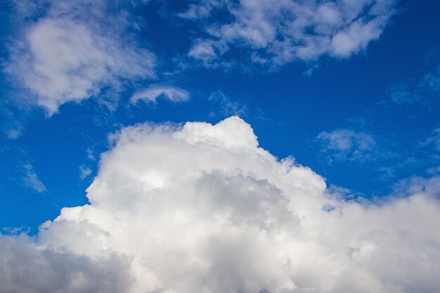 Gran nube blanca rizada en el cielo azul