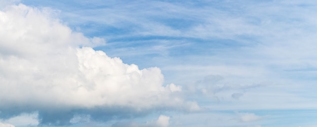 Gran nube blanca rizada en el cielo azul