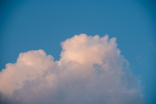 Gran nube en el cielo antes del atardecer, imagen de fondo