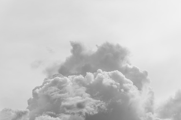 Una gran nube en el cielo parece humo de un volcán en un fondo blanco del cielo