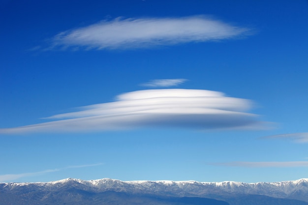 Gran nube lenticularis y montaña nevada