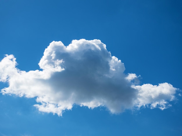 Gran nube solitaria contra el cielo azul