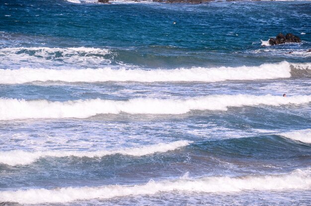 Gran ola azul se rompe en el océano Atlántico