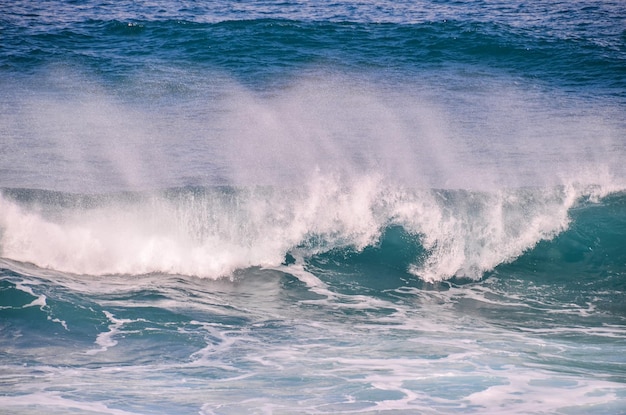 Gran ola azul se rompe en el océano Atlántico