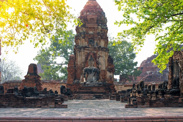 Foto una gran pagoda en el antiguo templo