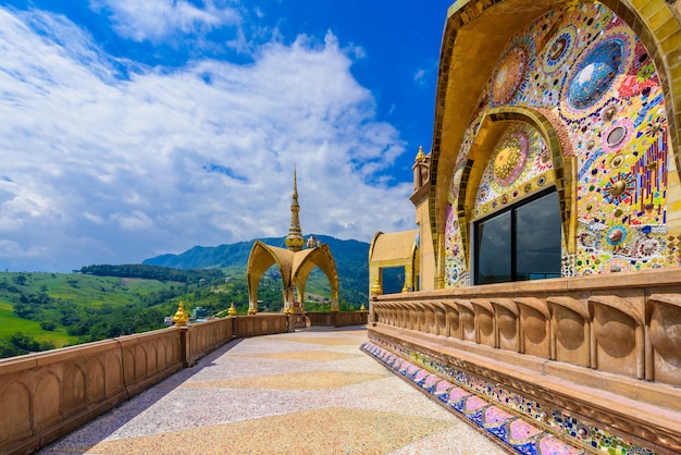 Gran pagoda principal en el templo de Wat Phra That Pha Son Kaew en Phetchabun Tailandia