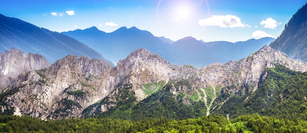 Gran paisaje de montañas italianas.