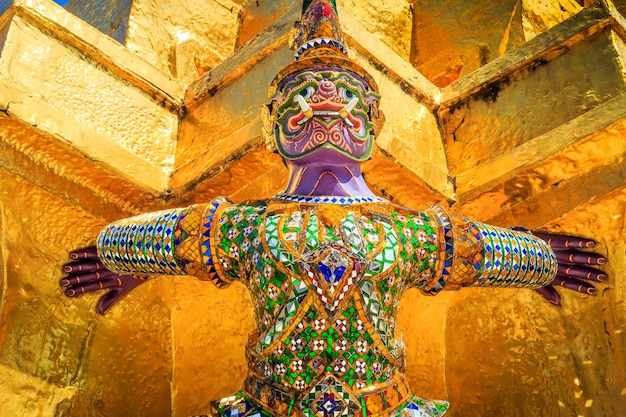 Gran palacio de escultura de Buda también calles Wat Phra Kaew Bangkok