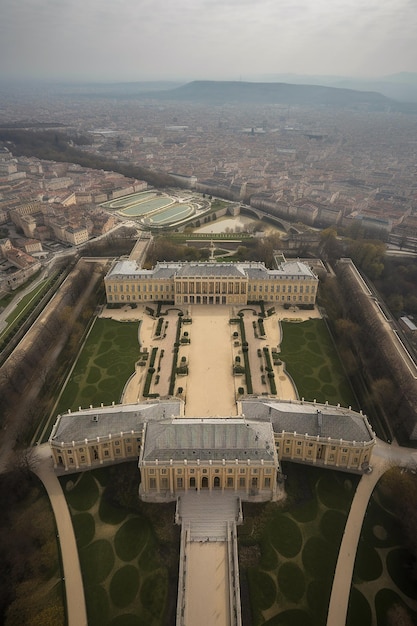 Un gran palacio con un gran edificio en el centro.