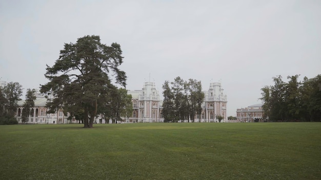 Foto el gran palacio en el parque tsaritsyno en moscú con acción de césped verde increíble parque verde y el