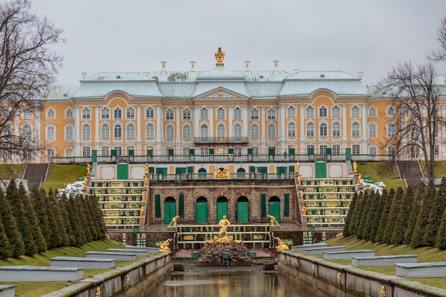 Foto el gran palacio peterhof es un gran palacio.