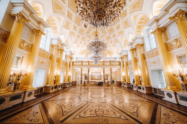 Foto gran palacio de tsaritsyno en verano, rusia. el parque tsaritsyno es una de las principales atracciones turísticas de moscú. hermosa vista panorámica del antiguo complejo de tsaritsyn en verano.