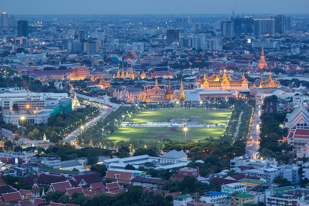 Gran palacio y wat phra kaew en el crepúsculo en Bangkok