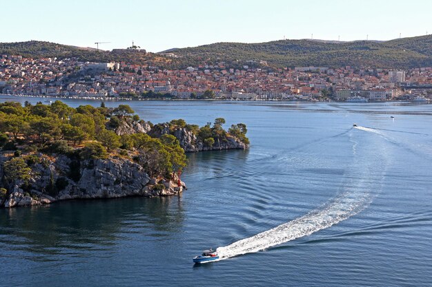 Gran panorama del Canal de San Antonio en Sibenik, Croacia.