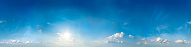 Foto gran pantalla cielo azul nubes blancas puesta y salida del sol