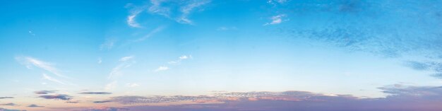 Foto gran pantalla cielo azul nubes blancas puesta y salida del sol