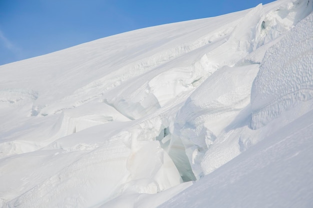 Gran paquete de nieve con la grieta del glaciar en Montblanc du Tacul en los Alpes franceses ChamonixMontBlanc Francia