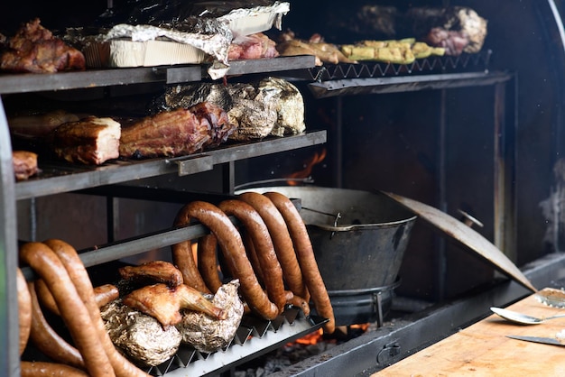 Una gran parrilla sirve para cocinar diferentes tipos de carnes y verduras Street Food Festival