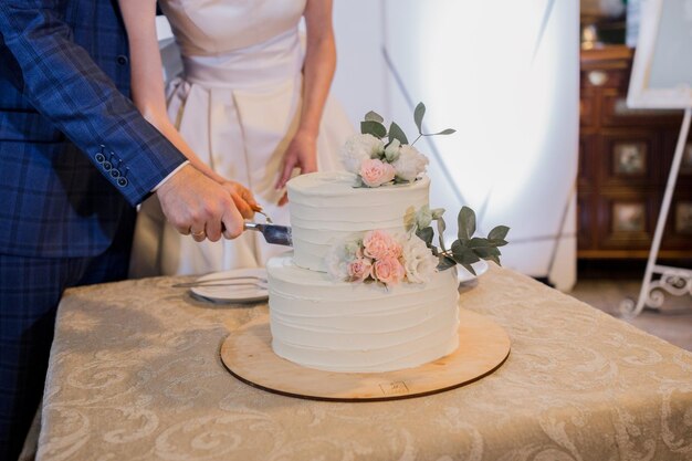 Gran pastel de bodas blanco por la noche