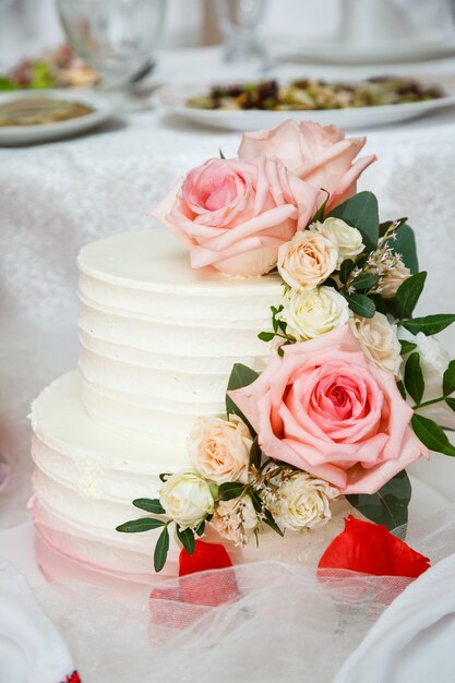 Gran pastel de bodas dulce para recién casados.