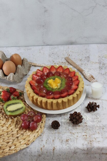 gran pastel de frutas con ingredientes de fresas uvas kiwi y piña salado dulce y fresco foto conceptual de comida