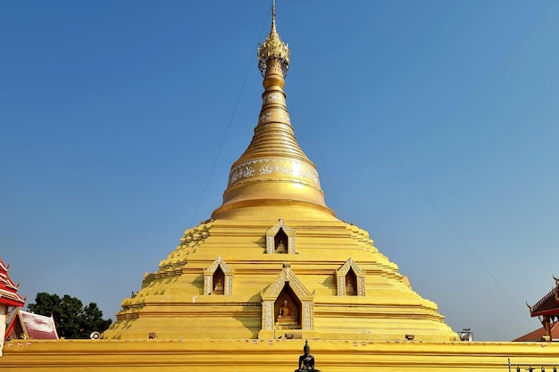 Gran phra borommathat nakhon chum stupa dorado sobre fondo de cielo azul en kamphaeng phet tailandia