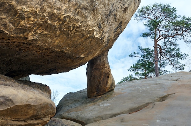 Gran piedra redonda sobre fondo de cielo ("Skeli Dovbusha", región de Ivano-Frankovsk, Ucrania)