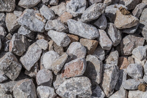 Gran pila de cal de construcción en la naturaleza