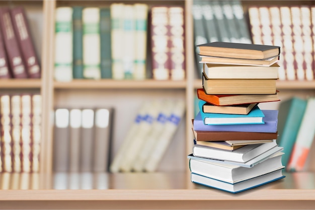 Gran pila de libros sobre mesa de madera