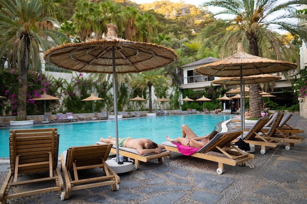 Una gran piscina al aire libre en los terrenos del hotel con agua azul y palmeras