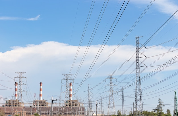 Gran planta de electricidad con cielo despejado.