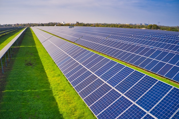 Gran planta de energía solar en un pintoresco campo verde en Ucrania