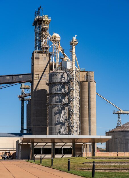 Foto gran planta de procesamiento de granos en el este de st. louis, illinois