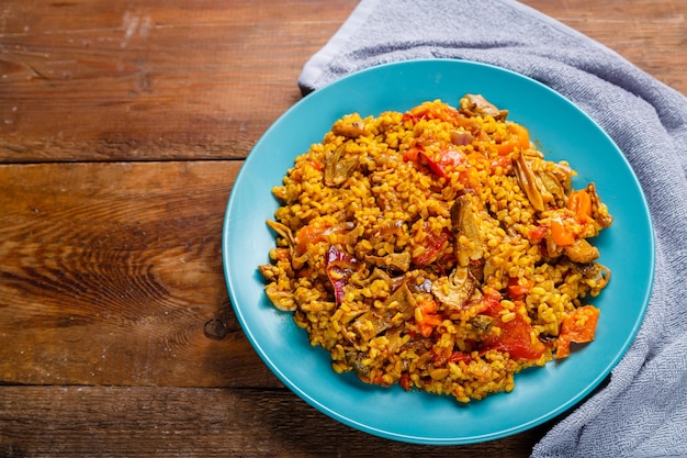 Un gran plato de bulgur con verduras y champiñones sobre una mesa en una servilleta