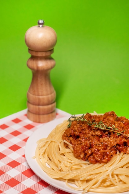 Gran plato de pasta con carne de soja y salsa de tomate