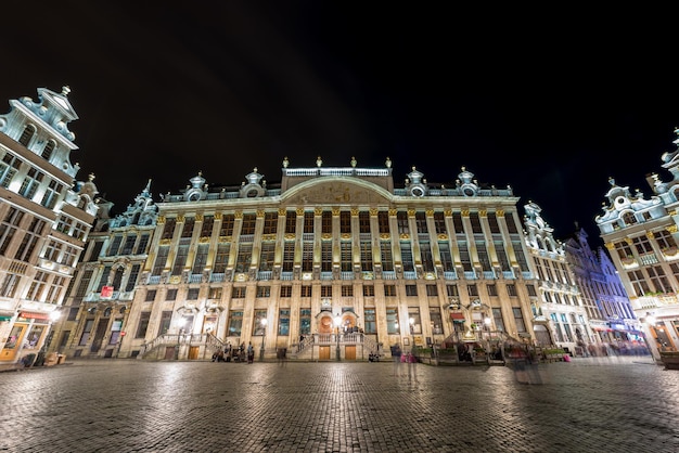 Foto la gran plaza de bruselas, bélgica, por la noche