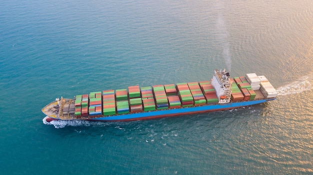 Foto gran portacontenedores en el mar - imagen aérea