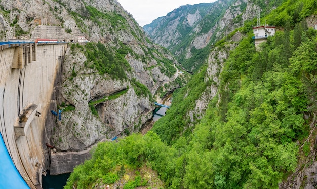 Gran presa Mratine en el norte de Montenegro