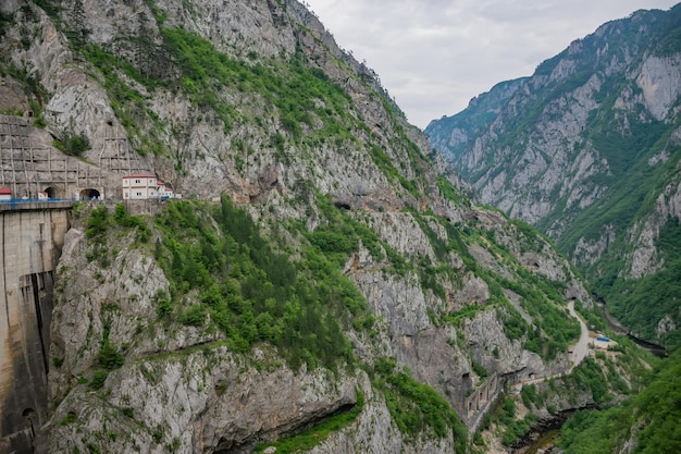 Gran presa Mratine en el norte de Montenegro