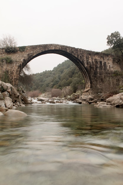 Gran puente con cascada en Extremadura