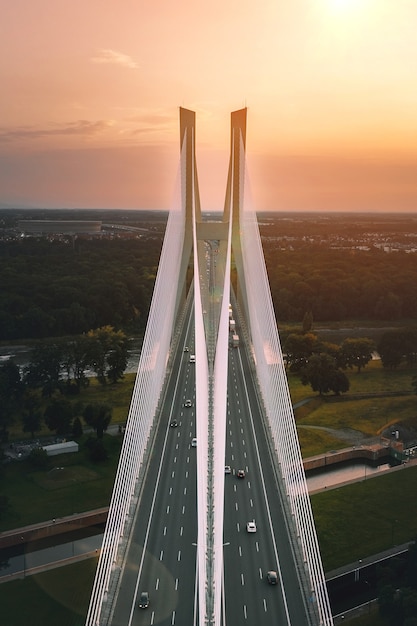 Gran puente con pilones con el telón de fondo de la puesta de sol. Puente Redzinski, Wroclaw Polonia