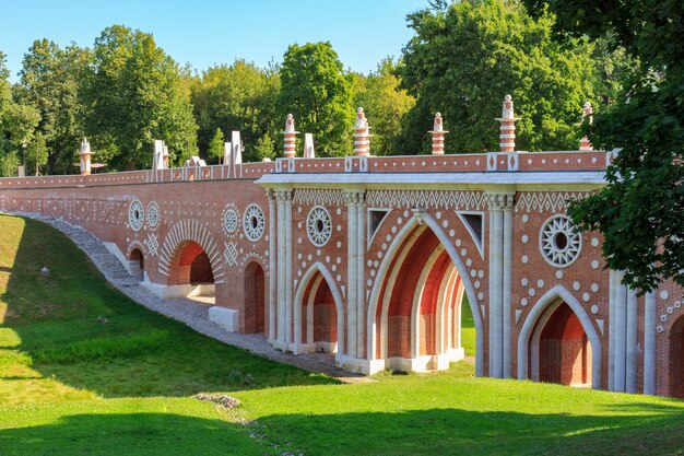 Gran puente sobre el barranco en el parque Tsaritsyno en Moscú