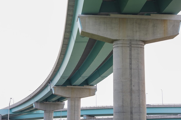 Un gran puente verde con una franja azul.