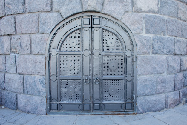 Gran puerta metálica dentro de los muros del castillo.