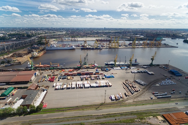 El gran puerto de San Petersburgo, vista aérea.